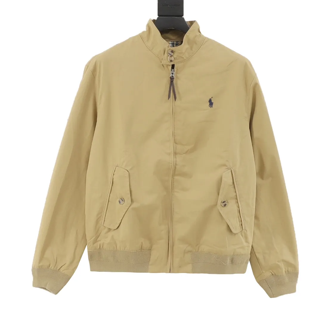 🅿️620 Ralph Lauren R23 White Lily Contract Men's Old Money Style Veteran Cadre Stand Collar Workwear Harrington Jacket Item No. RL12020 The fabric has a double-layer shin feel and is full of weight! It's not as heavy as a regular jacket, and the ordinary cotton material feels really different. This one is super comfortable, soft and stylish, and has a green plaid interior that has a retro movie fashion feel to it! The fit is loose but not baggy. The size is just right and not too picky. The dropped shoulder design modifies the shoulder shape without making it look bulky. This silhouette is a style that will never go out of style after being worn for a long time. The upper body is also very durable and recognizable. The loose and reasonable fit can be worn by both men and women, making it easy to create a clean and refreshing youthful look. The embroidery on the chest is all German Oman embroidery fiber with original data. The embroidery process is very particular. It uses Japanese Tajima machines to ensure exquisite three-dimensional embroidery. That is what I said is different from the ones on the market. Regarding the workmanship, the version is a loose version and can be used by boys and girls!! Color: Black Khaki Navy Size: M-XXL